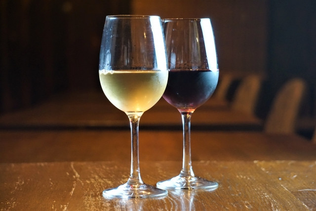 テーブルの上の赤と白のワイン